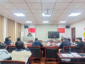 一群人在餐厅里 AI 生成的内容可能不正确。